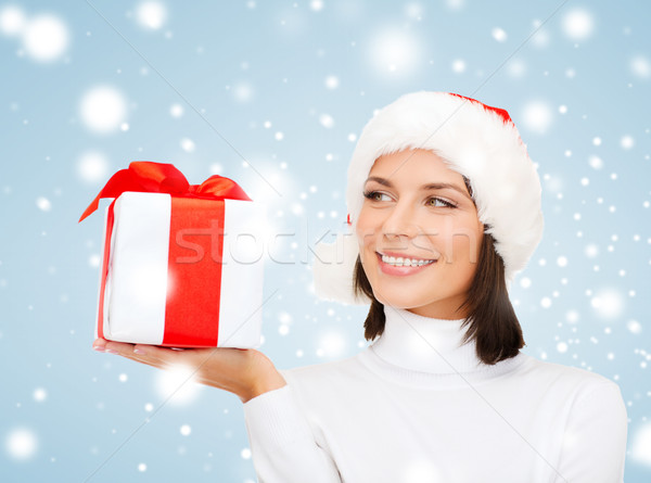 Gülümseyen kadın yardımcı şapka hediye kutusu Noel Stok fotoğraf © dolgachov