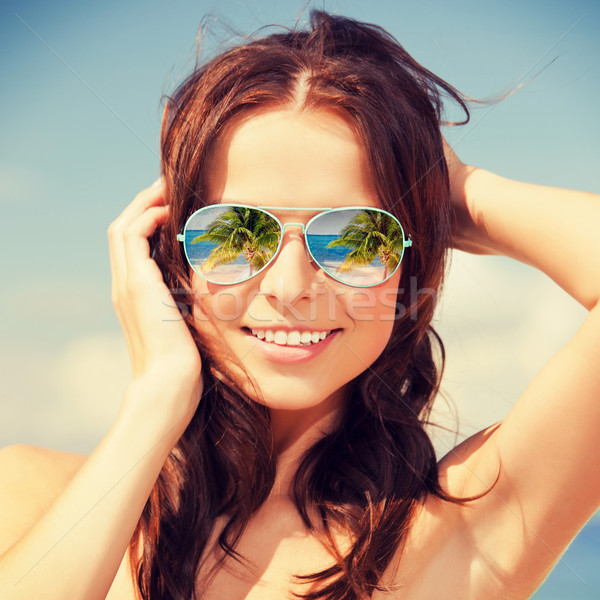 Kadın güneş gözlüğü tatil seyahat tatil mutluluk Stok fotoğraf © dolgachov
