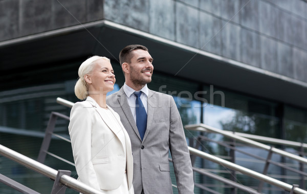 Lächelnd Geschäftsleute stehen Bürogebäude Business Partnerschaft Stock foto © dolgachov