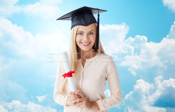 Fericit student fată burlac capac diplomă Imagine de stoc © dolgachov