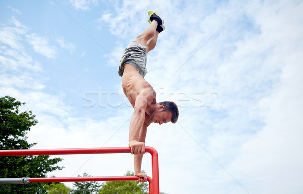 Junger Mann parallel Bars Freien Fitness Stock foto © dolgachov