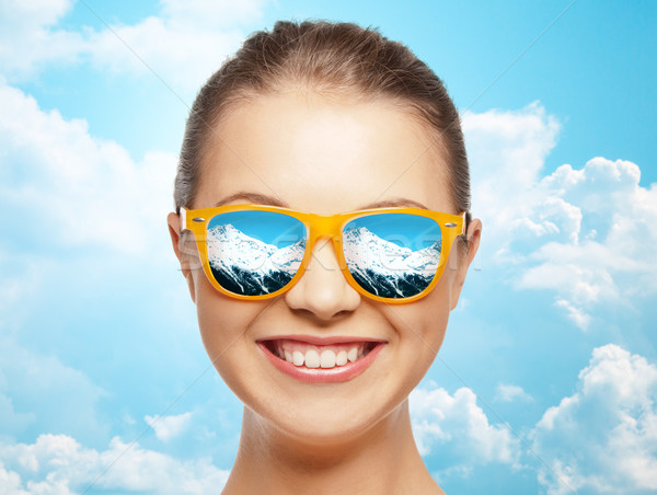 Fata fericit ochelari de soare călători turism iarnă Imagine de stoc © dolgachov
