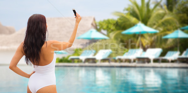 Fiatal nő elvesz okostelefon nyár utazás technológia Stock fotó © dolgachov