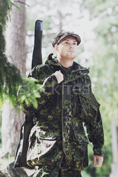 [[stock_photo]]: Jeunes · soldat · chasseur · fusil · forêt · chasse
