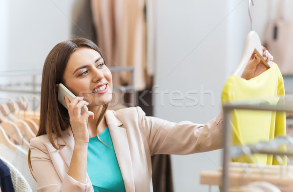 Donna chiamando smartphone abbigliamento store vendita Foto d'archivio © dolgachov