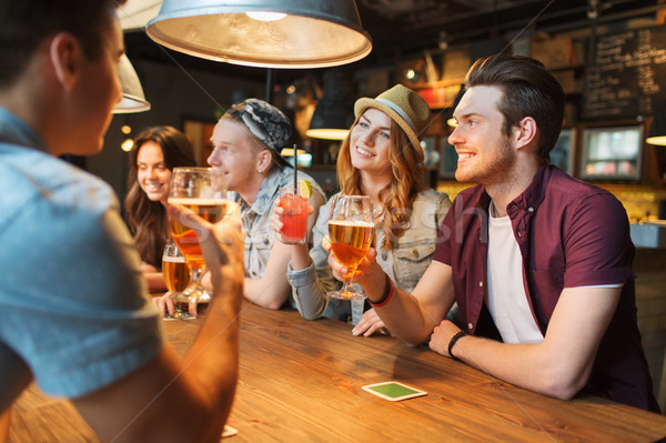 Stock foto: Glücklich · Freunde · Getränke · sprechen · bar · Veröffentlichung