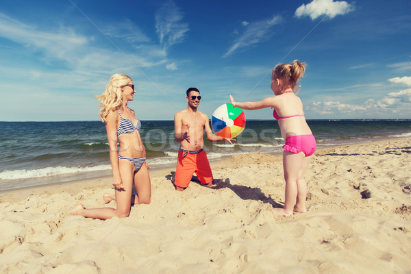 Сток-фото: счастливая · семья · играет · надувной · мяча · пляж · семьи