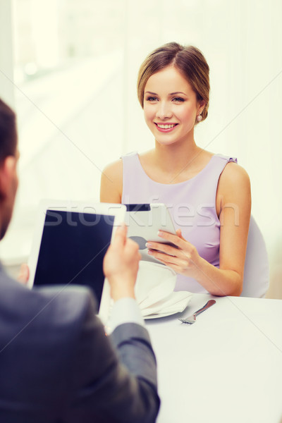 Foto stock: Pareja · restaurante · tecnología · vacaciones · sonriendo