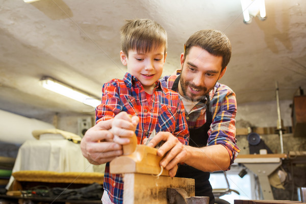Figlio di padre piano legno workshop famiglia carpenteria Foto d'archivio © dolgachov