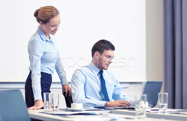 üzletember titkárnő laptop iroda üzletemberek munka Stock fotó © dolgachov