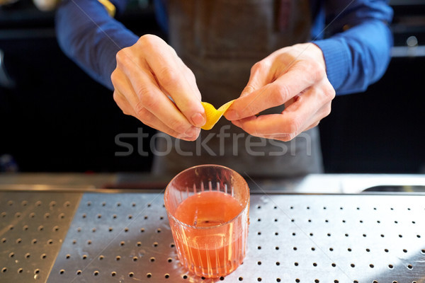 Barman verre cocktail citron alcool [[stock_photo]] © dolgachov