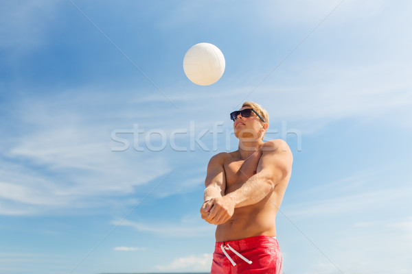 Fiatalember labda játszik röplabda tengerpart nyár Stock fotó © dolgachov