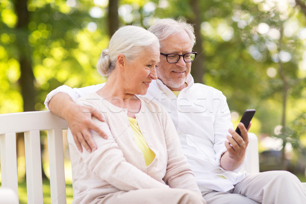 Boldog idős pár okostelefon park aggkor technológia Stock fotó © dolgachov