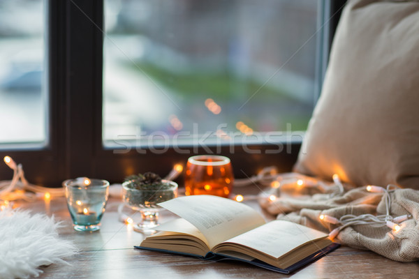 Foto stock: Livro · grinalda · luzes · velas · janela · confortável