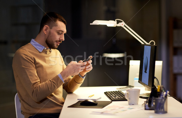 Mann Smartphone arbeiten spät Nacht Büro Stock foto © dolgachov