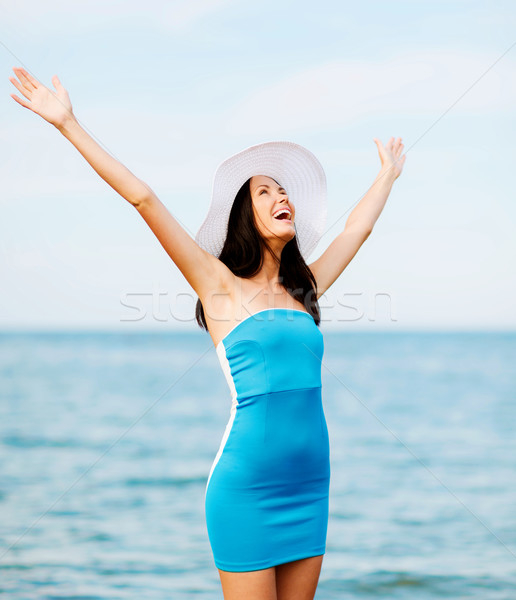 Lány kezek magasban tengerpart nyár ünnepek vakáció Stock fotó © dolgachov
