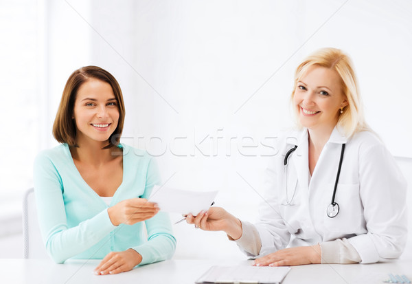 Foto stock: Médico · prescripción · paciente · hospital · salud · médicos