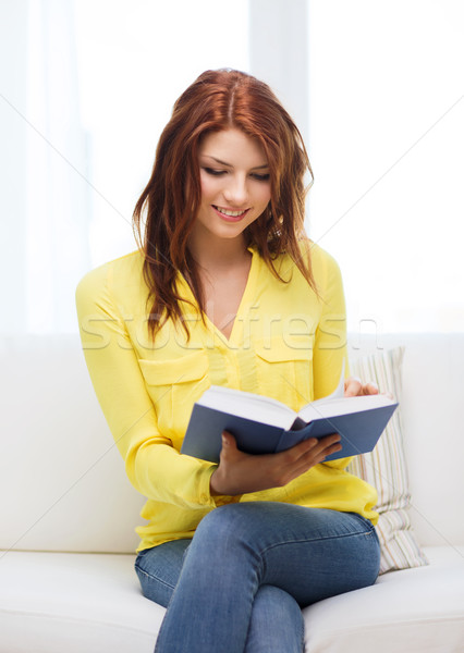Сток-фото: улыбаясь · подростку · чтение · книга · сидят · диване