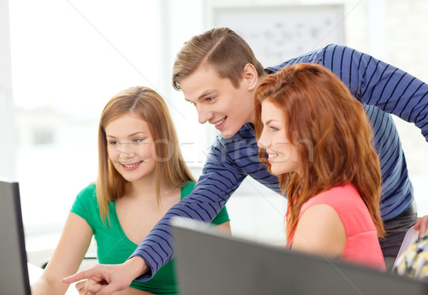 Grup zâmbitor studenţi discuţie educaţie tehnologie Imagine de stoc © dolgachov