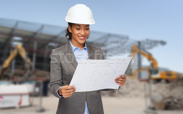 Zakenvrouw witte helm blauwdruk gebouw ontwikkelen Stockfoto © dolgachov