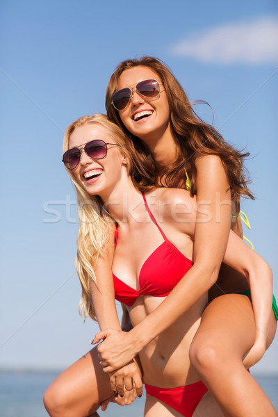 Foto d'archivio: Due · sorridere · giovani · donne · spiaggia · vacanze