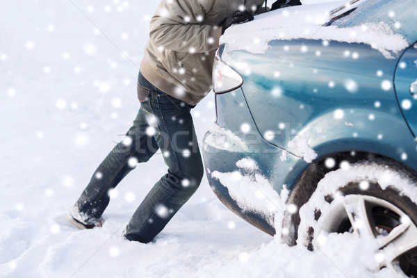 Homme poussant voiture coincé neige Photo stock © dolgachov