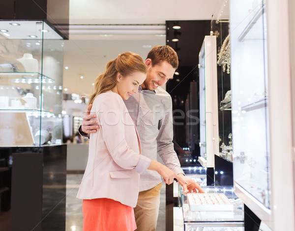 Stock foto: Glücklich · Paar · Auswahl · Verlobungsring · Mall · Verkauf