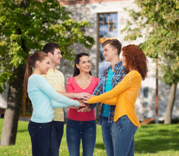 Groep glimlachend tieners campus vriendschap onderwijs Stockfoto © dolgachov