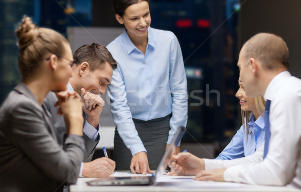 Glimlachend vrouwelijke baas praten business team business Stockfoto © dolgachov