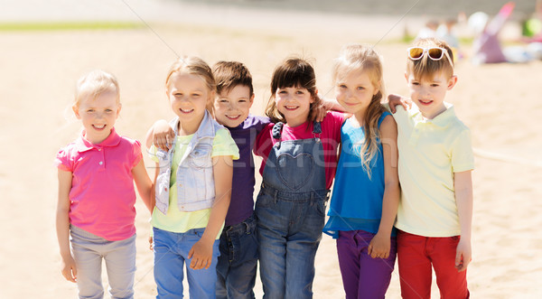 Grupy szczęśliwy dzieci dzieci boisko lata Zdjęcia stock © dolgachov