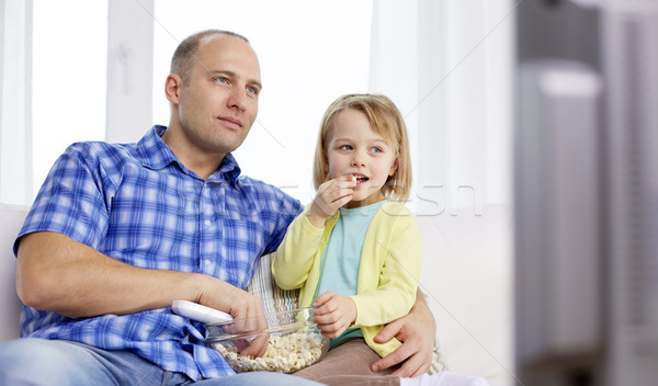 Mutlu aile patlamış mısır izlerken tv ev aile Stok fotoğraf © dolgachov