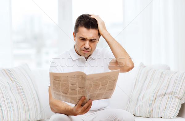 Foto stock: Triste · homem · leitura · jornal · casa · lazer