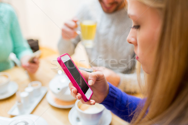 Nő barátok sms chat okostelefon kávézó emberek Stock fotó © dolgachov