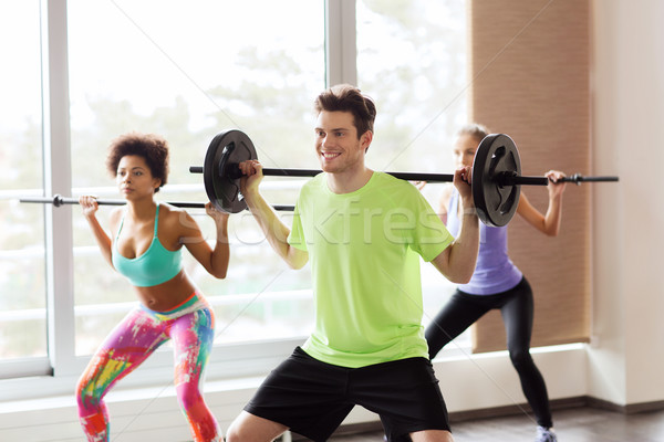 Gruppe Menschen Langhantel Fitnessstudio Fitness Sport Stock foto © dolgachov