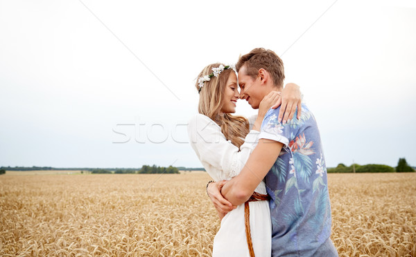 Fericit zâmbitor tineri hippie cuplu în aer liber Imagine de stoc © dolgachov
