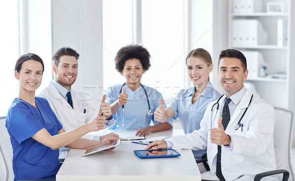 Grup fericit medici Reuniunea spital birou Imagine de stoc © dolgachov