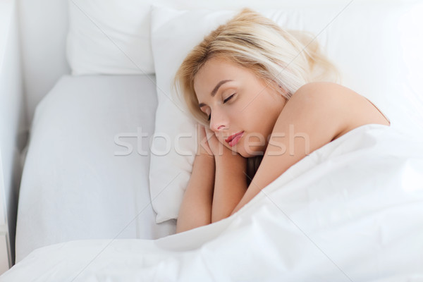 Jonge vrouw slapen bed home slaapkamer comfort Stockfoto © dolgachov