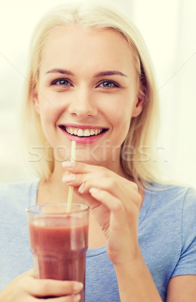 Foto stock: Sorrindo · potável · suco · tremer · casa · alimentação · saudável