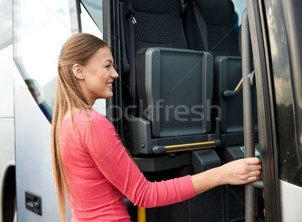Fericit imbarcare călători autobuz transport turism Imagine de stoc © dolgachov