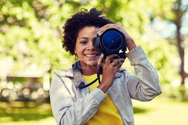 счастливым африканских женщину цифровая камера парка люди Сток-фото © dolgachov