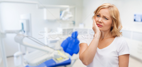 Nieszczęśliwy kobieta cierpienie ból zęba stomatologicznych biuro ludzi Zdjęcia stock © dolgachov
