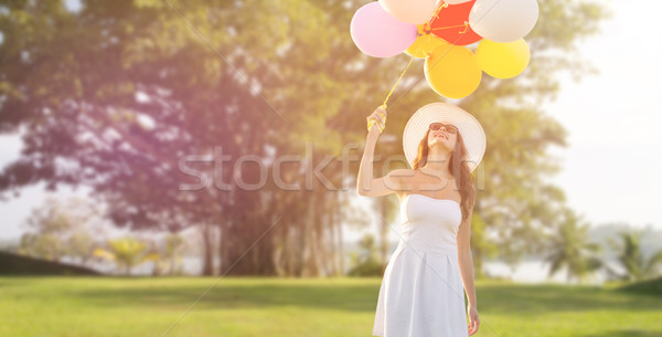 Glimlachend jonge vrouw zonnebril ballonnen geluk zomer Stockfoto © dolgachov