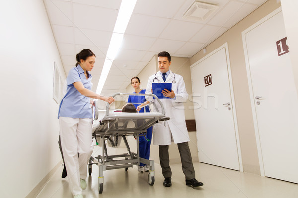 Nő kórház vészhelyzet hivatás emberek egészségügy Stock fotó © dolgachov