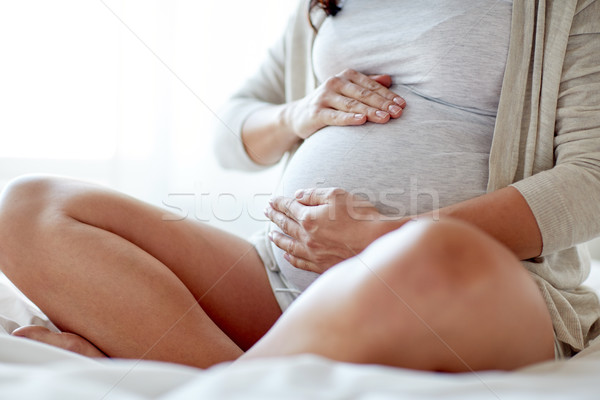 [[stock_photo]]: Femme · enceinte · séance · lit · maison · grossesse