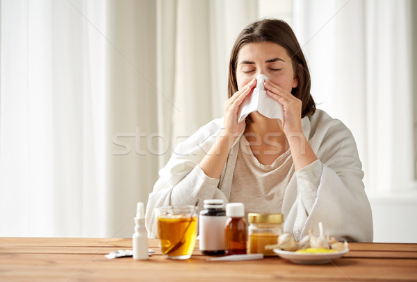 Malati donna medicina soffia il naso Foto d'archivio © dolgachov