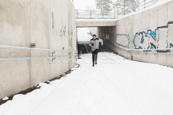 Człowiek uruchomiony na zewnątrz metra tunelu zimą Zdjęcia stock © dolgachov