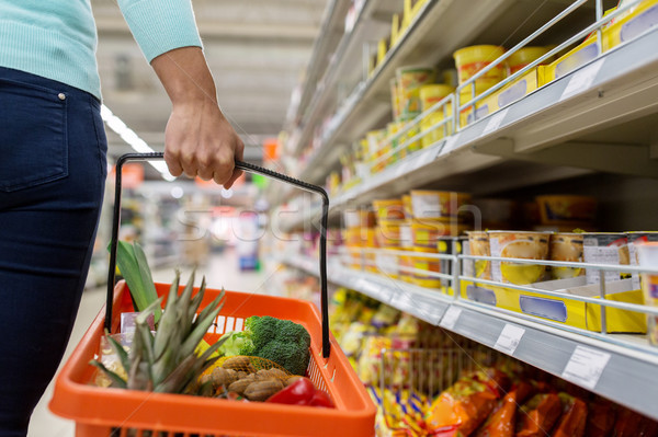 Mujer alimentos cesta comestibles supermercado venta Foto stock © dolgachov