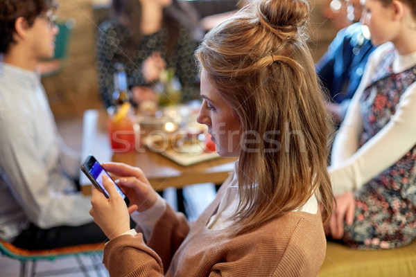 Stok fotoğraf: Kadın · arkadaşlar · restoran · teknoloji · yaşam · tarzı