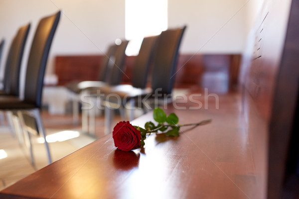 Vörös rózsák pad temetés templom gyász rózsa Stock fotó © dolgachov