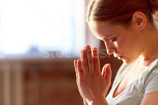 Vrouw mediteren yoga studio godsdienst Stockfoto © dolgachov